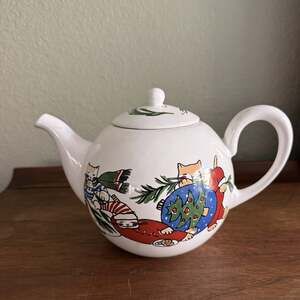 "Feline Festivities" Porta Portugal Made Christmas Cats Teapot